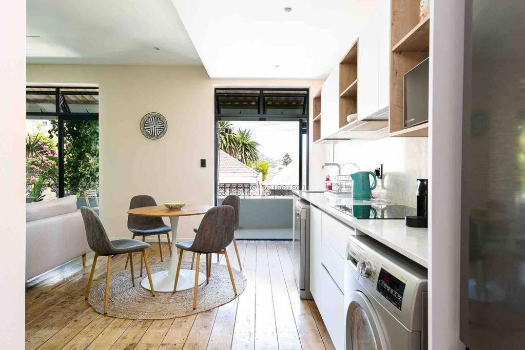 Apartment The Palm Peaks With A Mountain View & 300m From Sea Cape Town